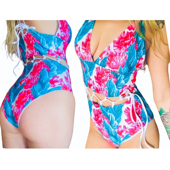 Other - Gorgeous Reversible 4 in 1 lace up swimsuit super flattering